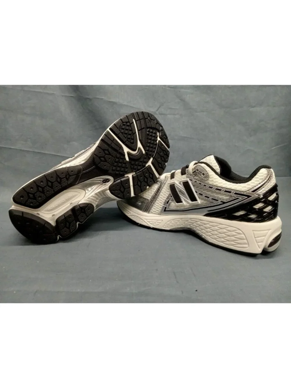 New Balance 1906 (GS) Sneakers GC1906ER Grey Black Boys Size 5 NEW NO BOX!